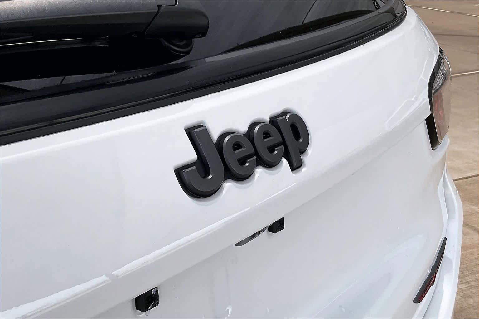 Used 2025 Bright White Clearcoat Jeep Trailhawk image 29