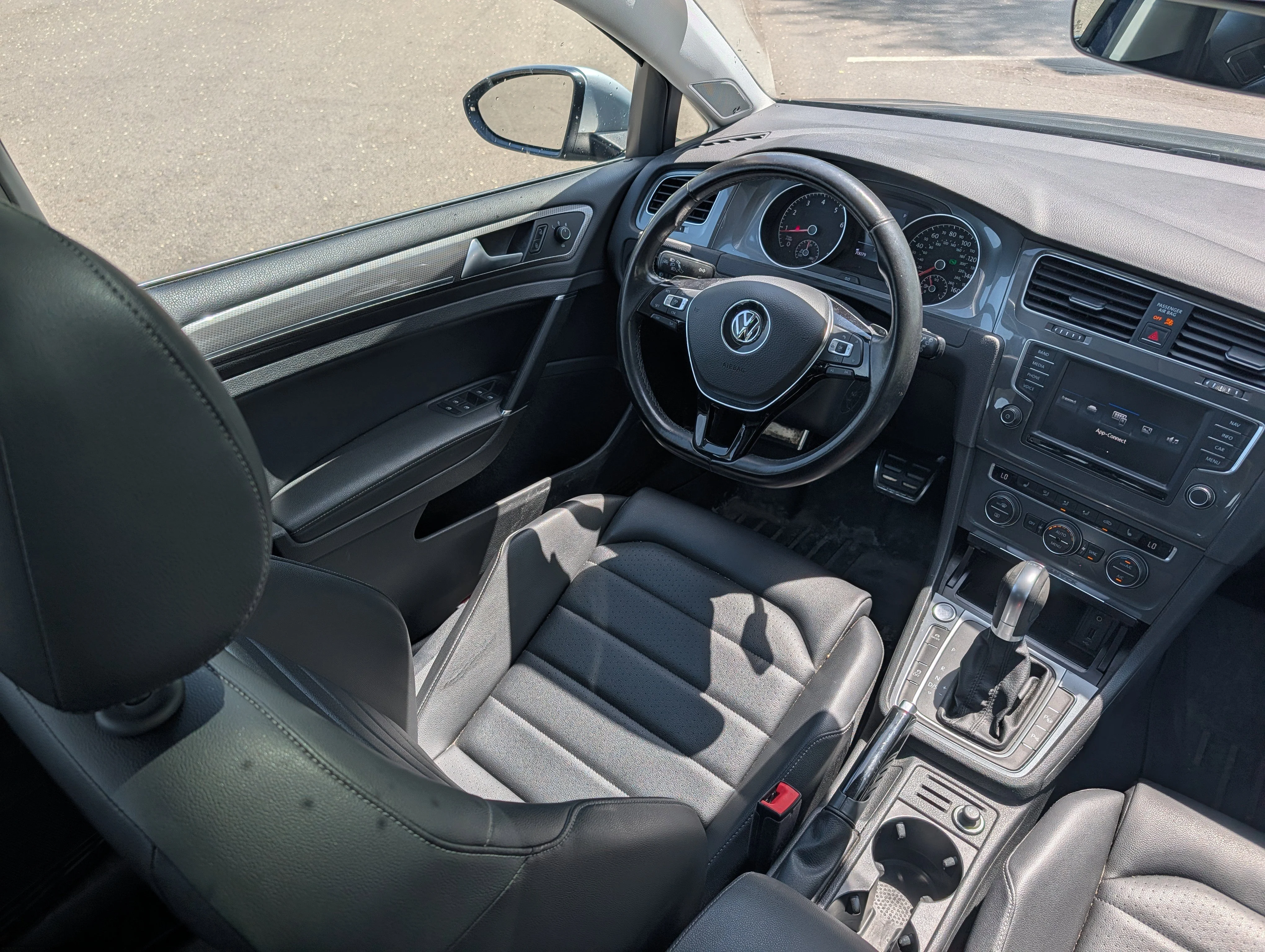 Used 2017 Night Blue Metallic Volkswagen SEL image 9