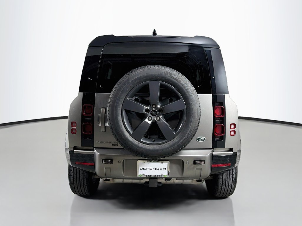 Used 2022 Gold Land Rover X-Dynamic S image 6