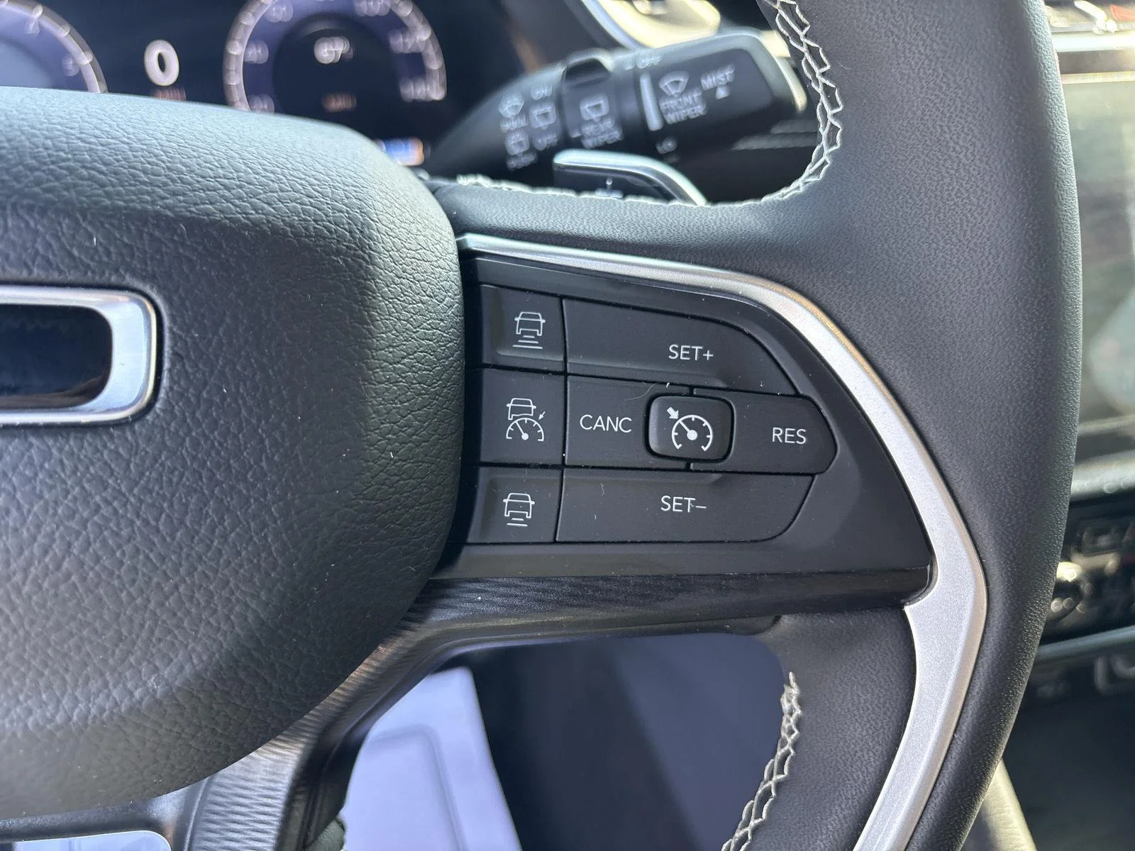 Used 2025 Silver Zynith Jeep Altitude image 18