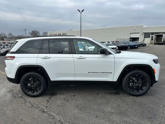New 2026 Bright White Clear-Coat Exterior Paint Jeep Laredo Altitude image 4