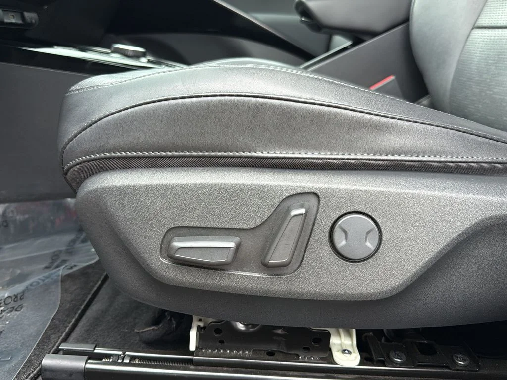 Used 2023 Red Kia Wave image 23
