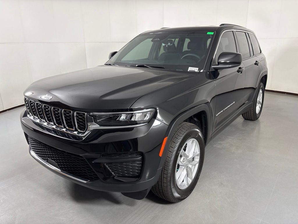 New 2026 Diamond Black Crystal Pearl-Coat Exterior Paint Jeep Laredo image 4