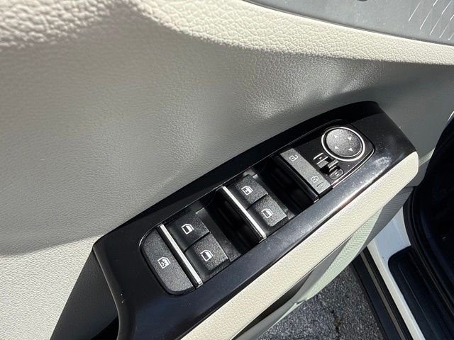 Used 2021 White Kia LX image 29