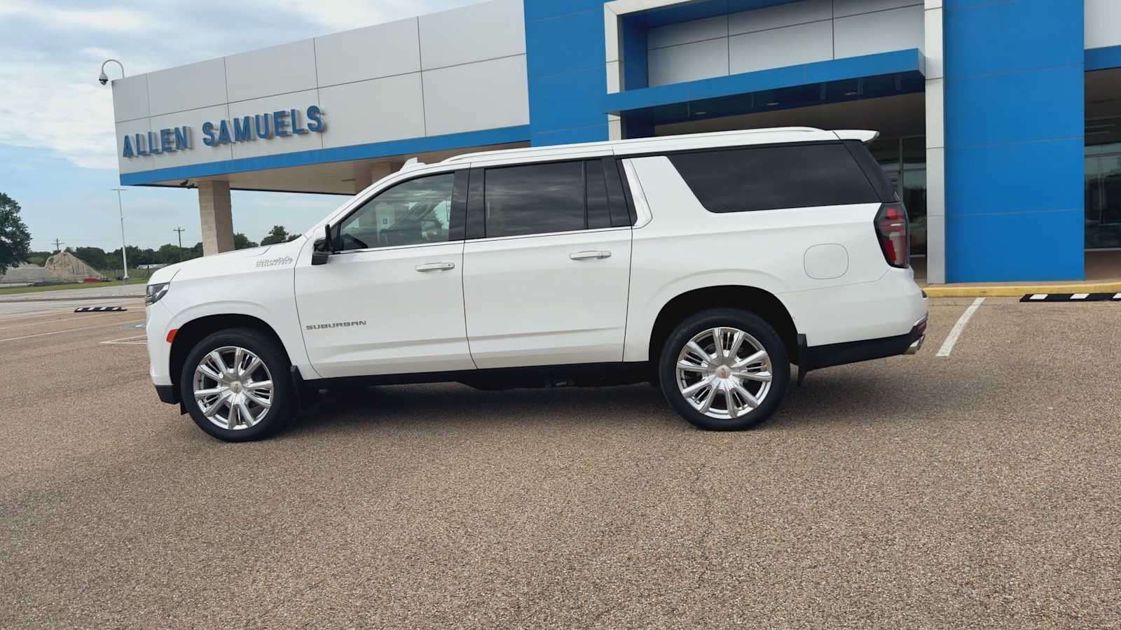 Used 2023 Summit White Chevrolet High Country image 6