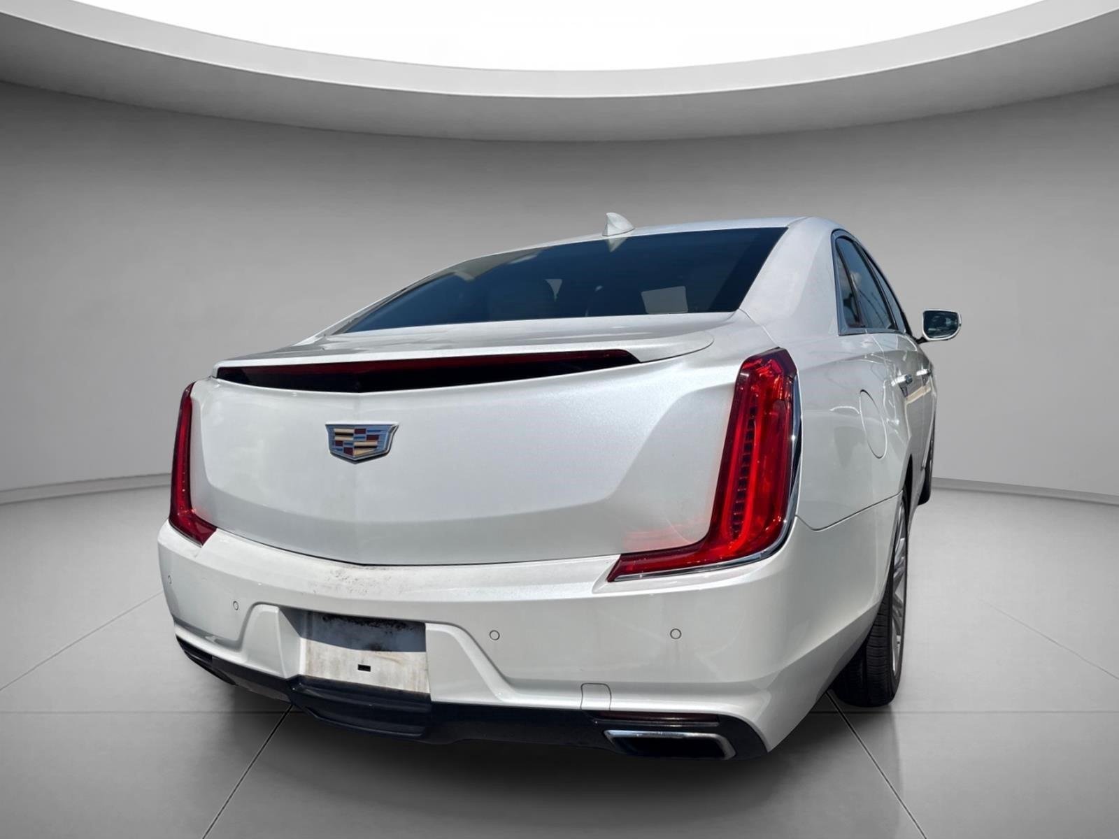 Used 2019 Crystal White Tricoat Cadillac Luxury image 16