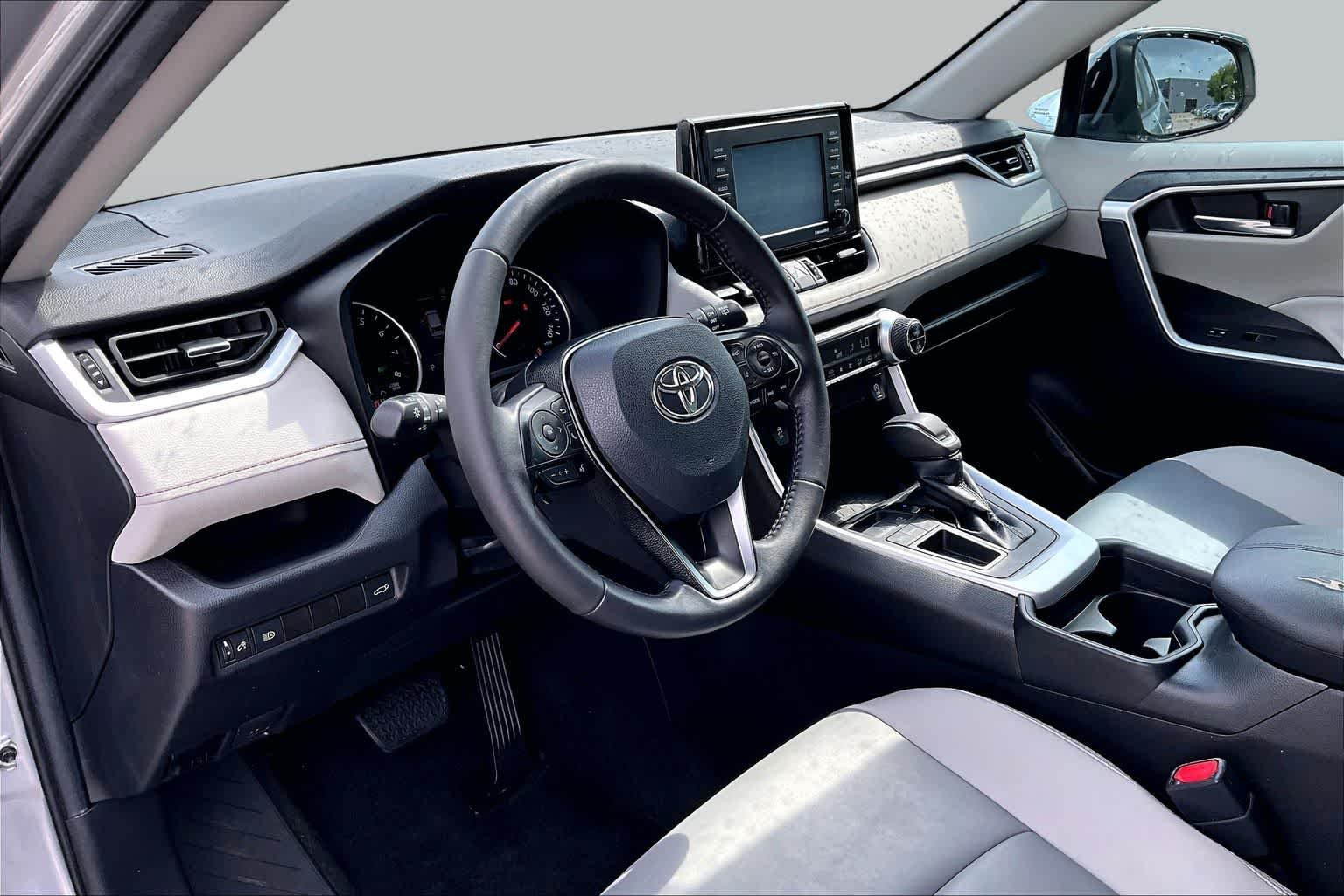 Used 2021 Silver Sky Metallic Toyota XLE Premium image 15