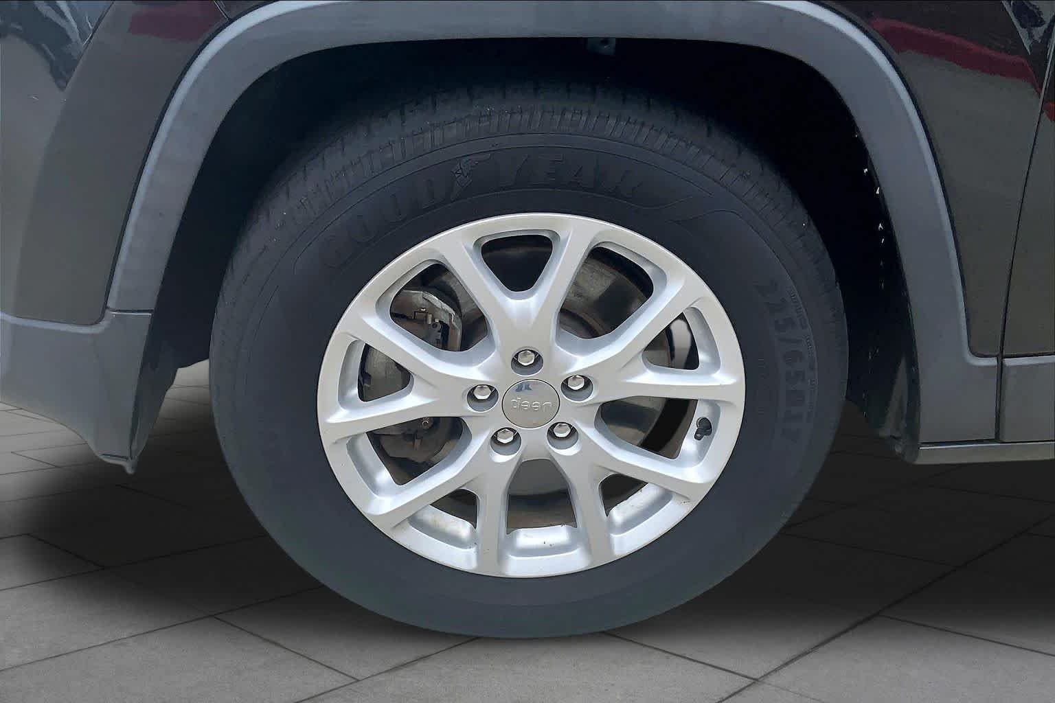 Used 2015 Brilliant Black Crystal Pearlcoat Jeep Latitude image 11