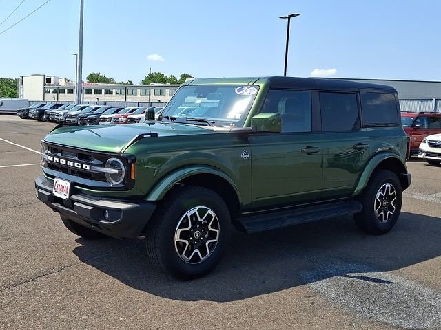 Used 2025 Green Metallic Ford Outer Banks image 3
