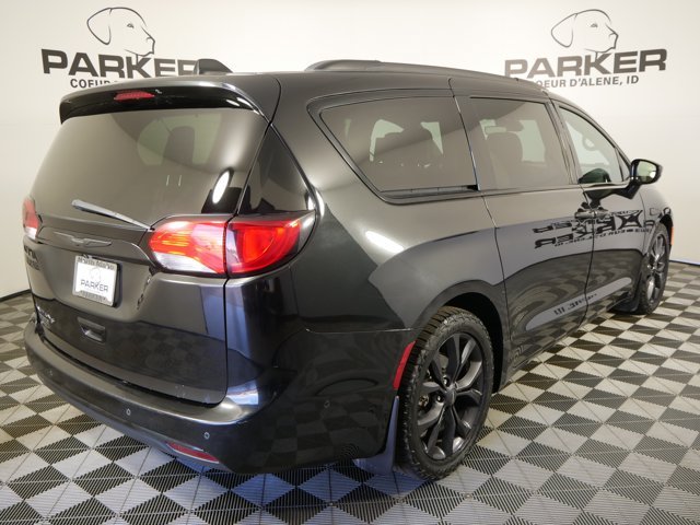 Used 2019 Brilliant Black Crystal Pearlcoat Chrysler Touring L Plus image 5