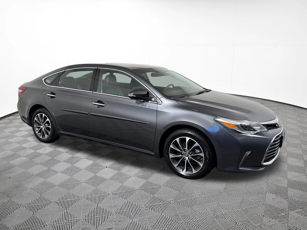 Used 2018 Gray Toyota XLE Premium image 5