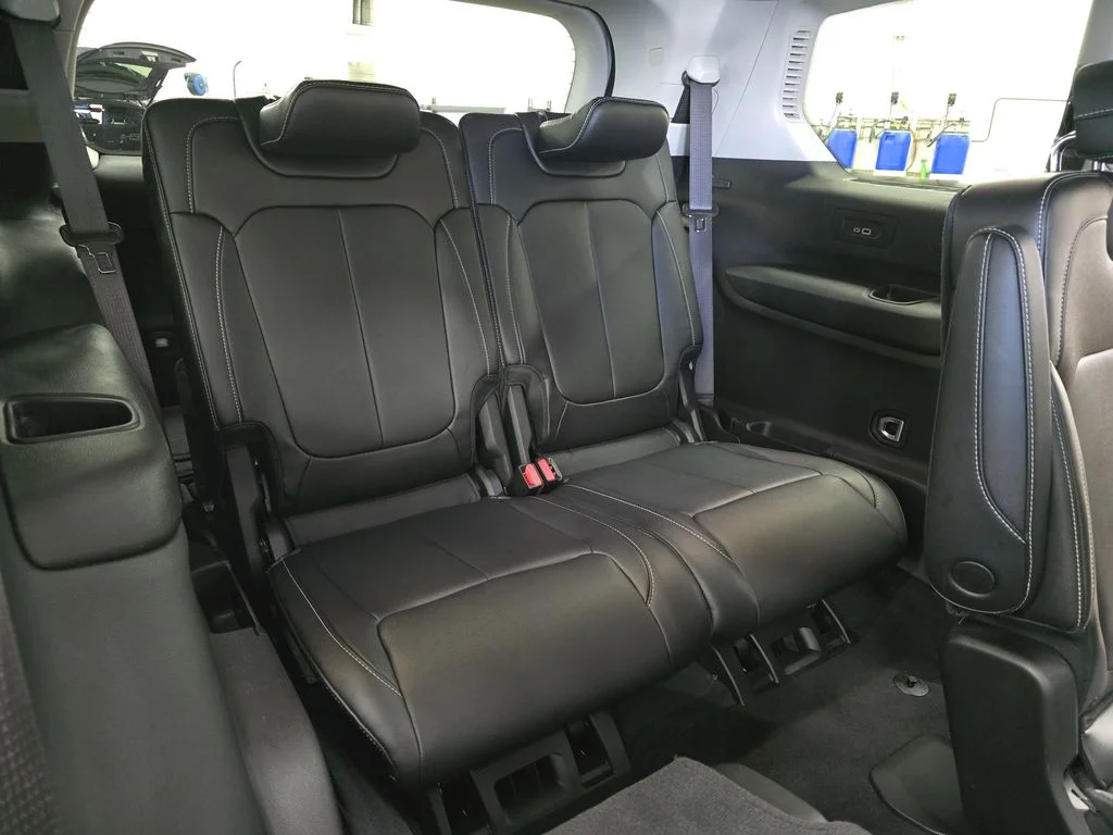 Used 2023 Silver Jeep Limited image 12