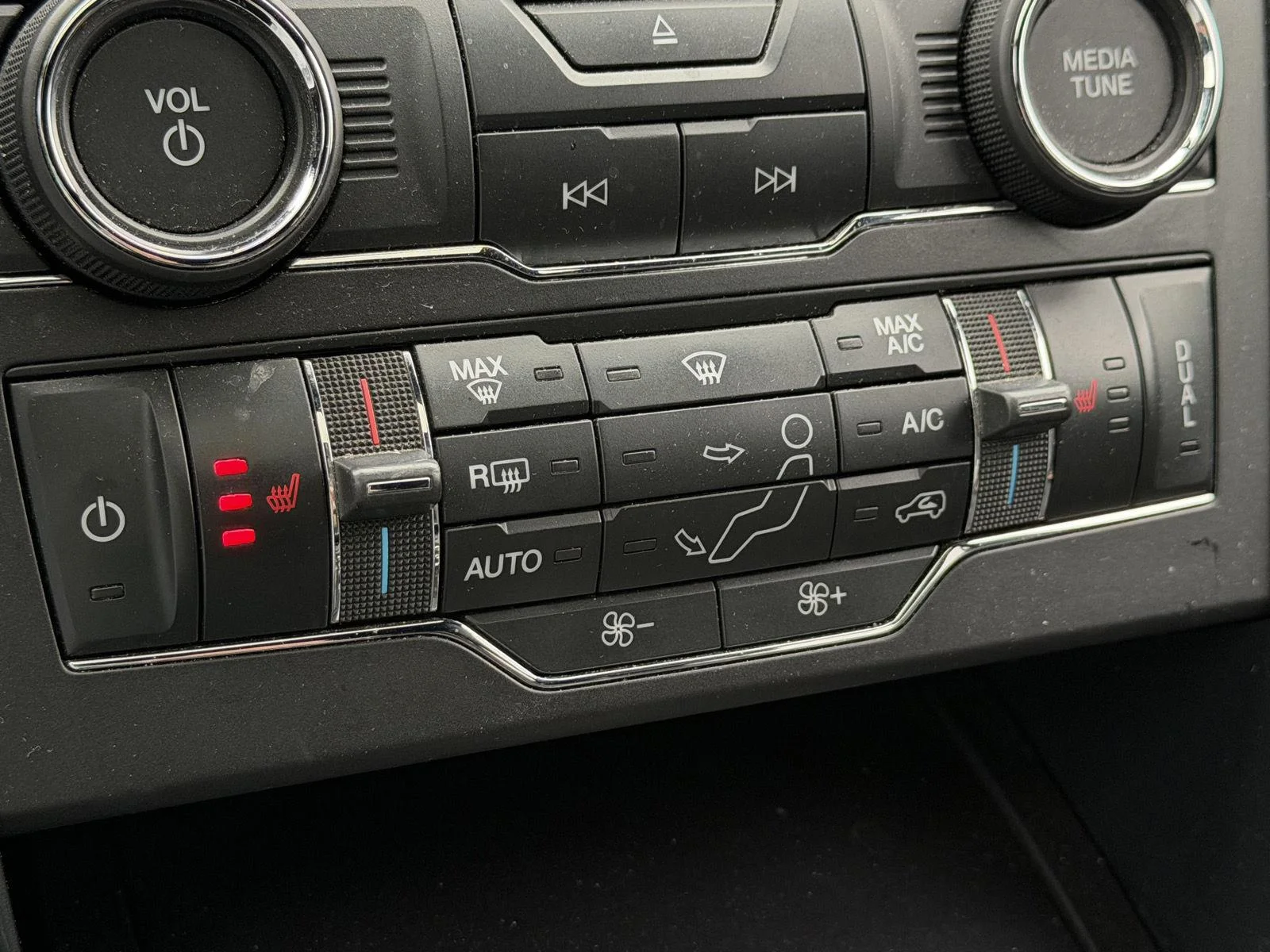Used 2018 Shadow Black Ford XLT image 9