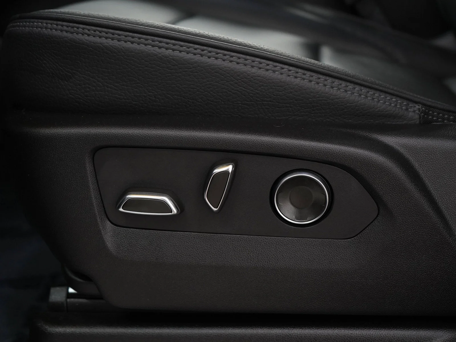 Used 2025  GMC Denali image 29
