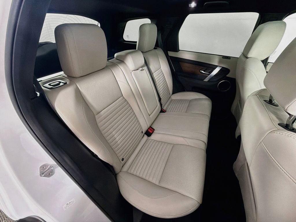 Used 2023 White Land Rover SE image 28
