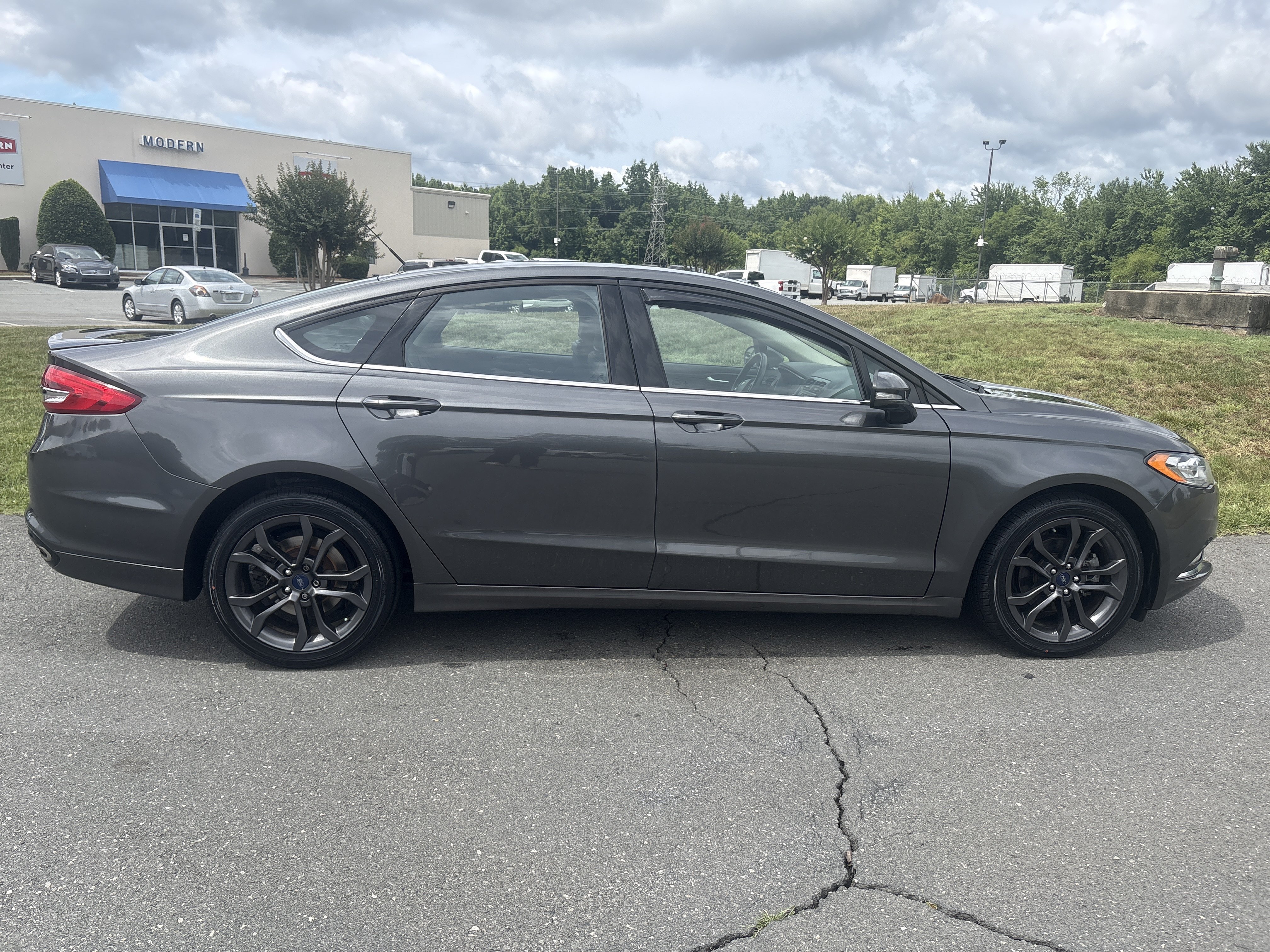 Used 2018 Magnetic Metallic Ford SE image 10