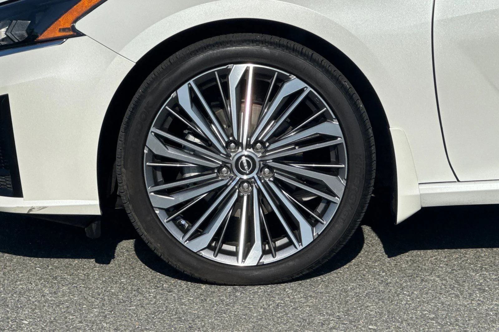 Used 2023 White Nissan 2.5 SL image 29