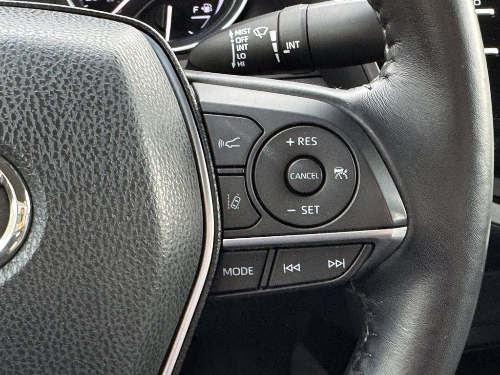 Used 2018 Silver Toyota XLE image 31