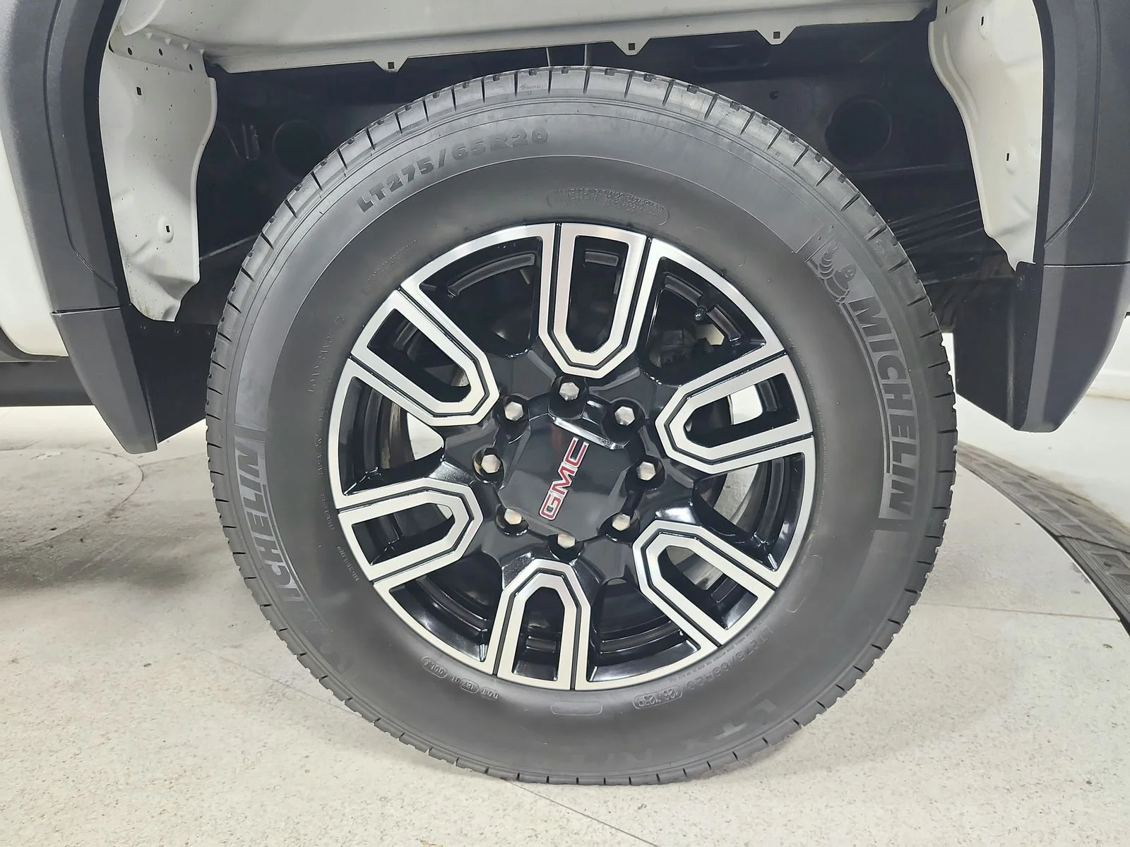 Used 2022 White GMC AT4 image 57