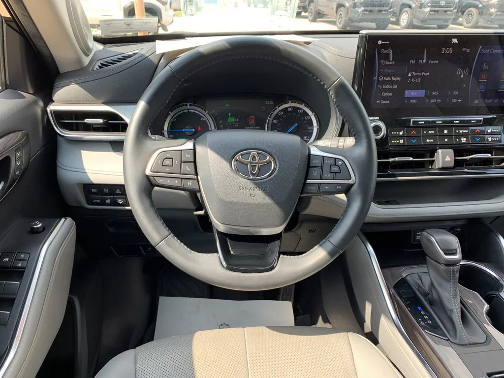 Used 2022 Black Toyota Platinum image 17