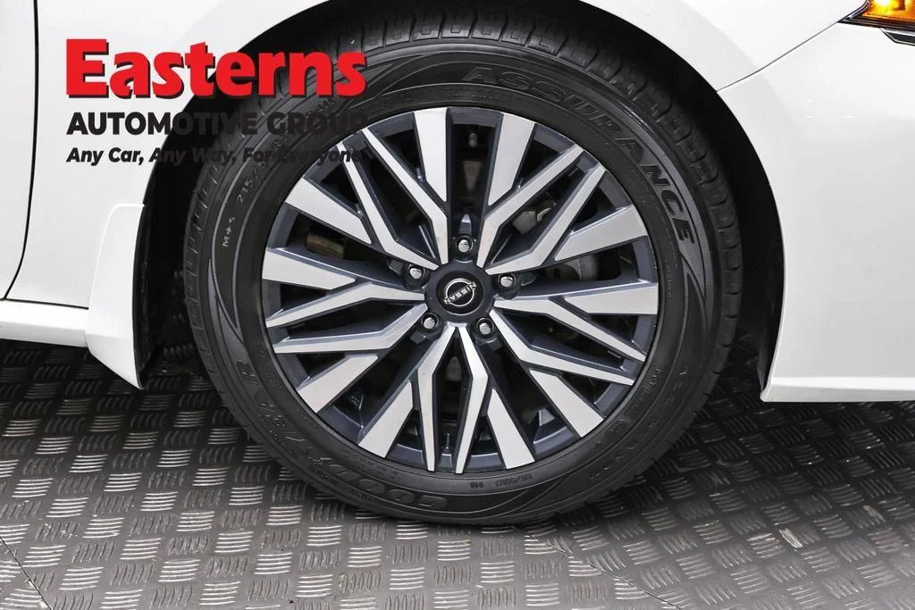 Used 2024 White Nissan 2.5 SV image 33