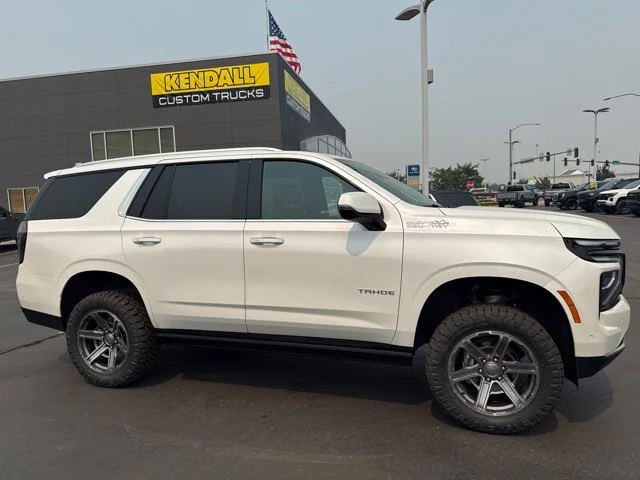 Used 2025  Chevrolet High Country image 3