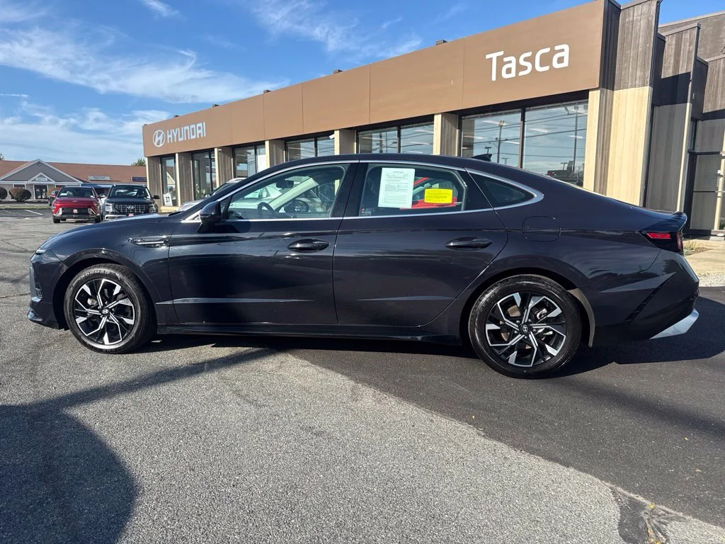 Used 2024 Blue Hyundai SEL image 8