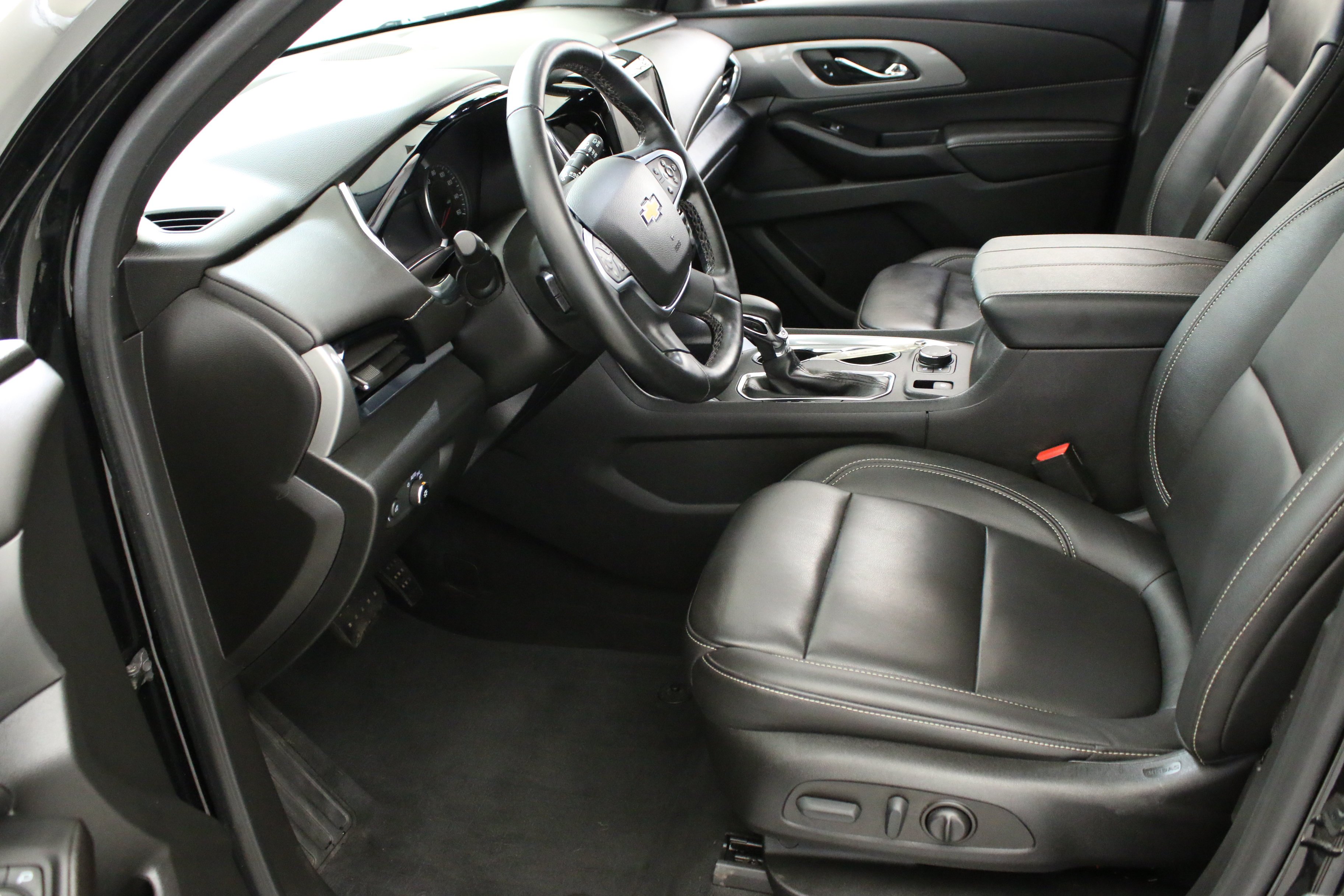 Used 2023 Mosaic Black Metallic Chevrolet LT Leather image 25