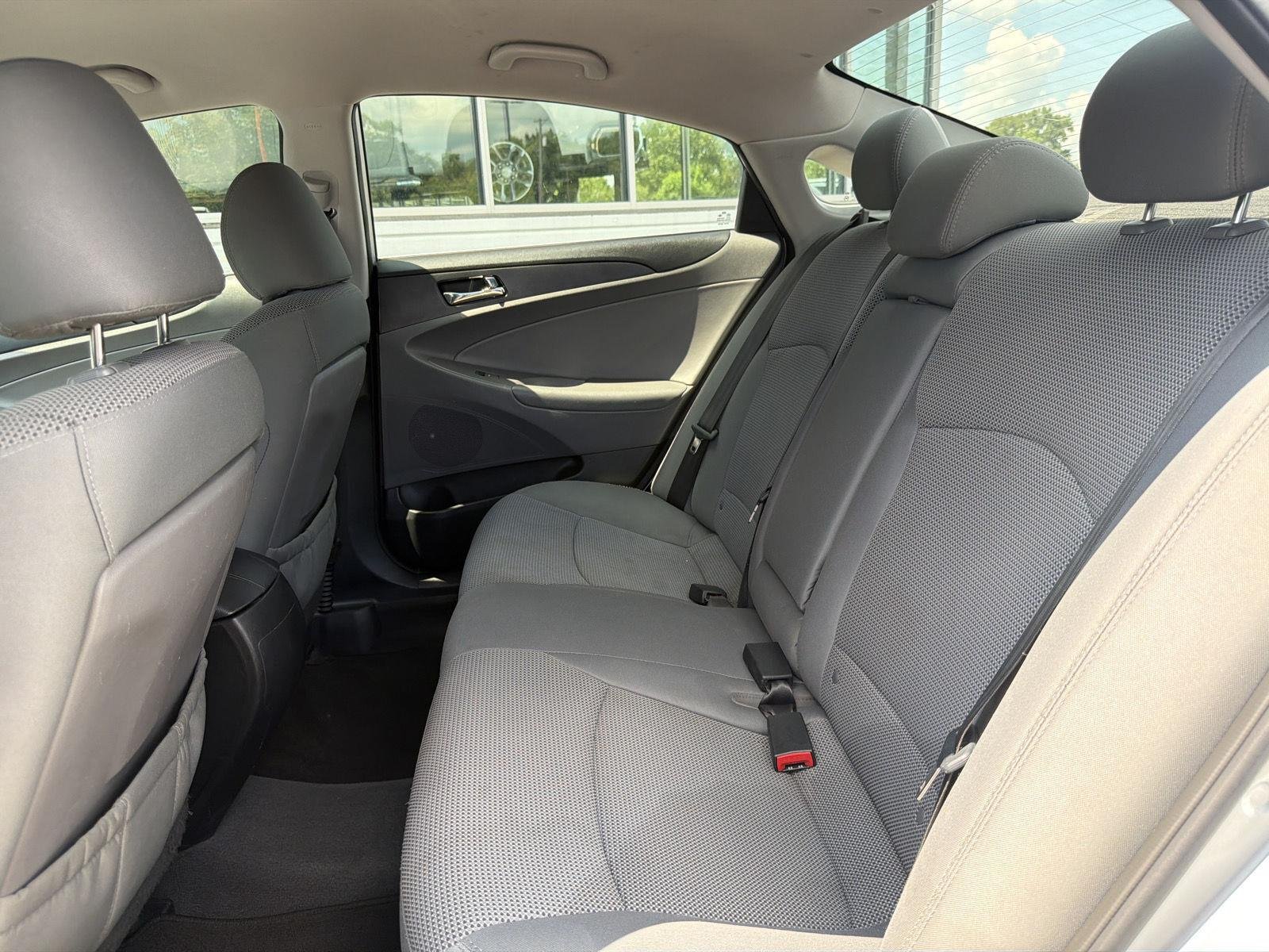 Used 2014 Radiant Silver Metallic Hyundai GLS image 32