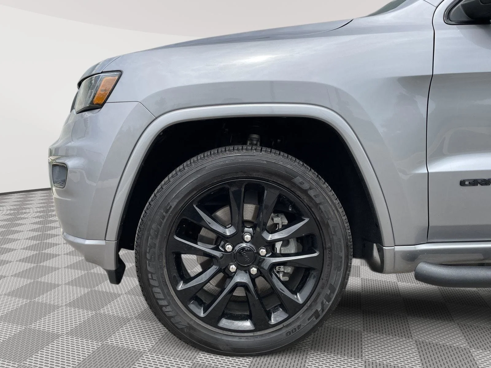 Used 2021 Billet Silver Metallic Clearcoat Jeep Laredo X image 11