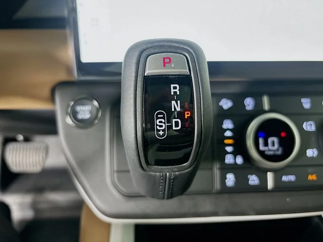 New 2026 White Land Rover X-Dynamic SE image 18