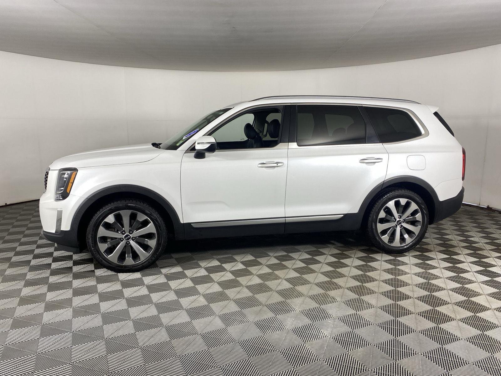 Used 2020 Snow White Pearl Kia  image 4