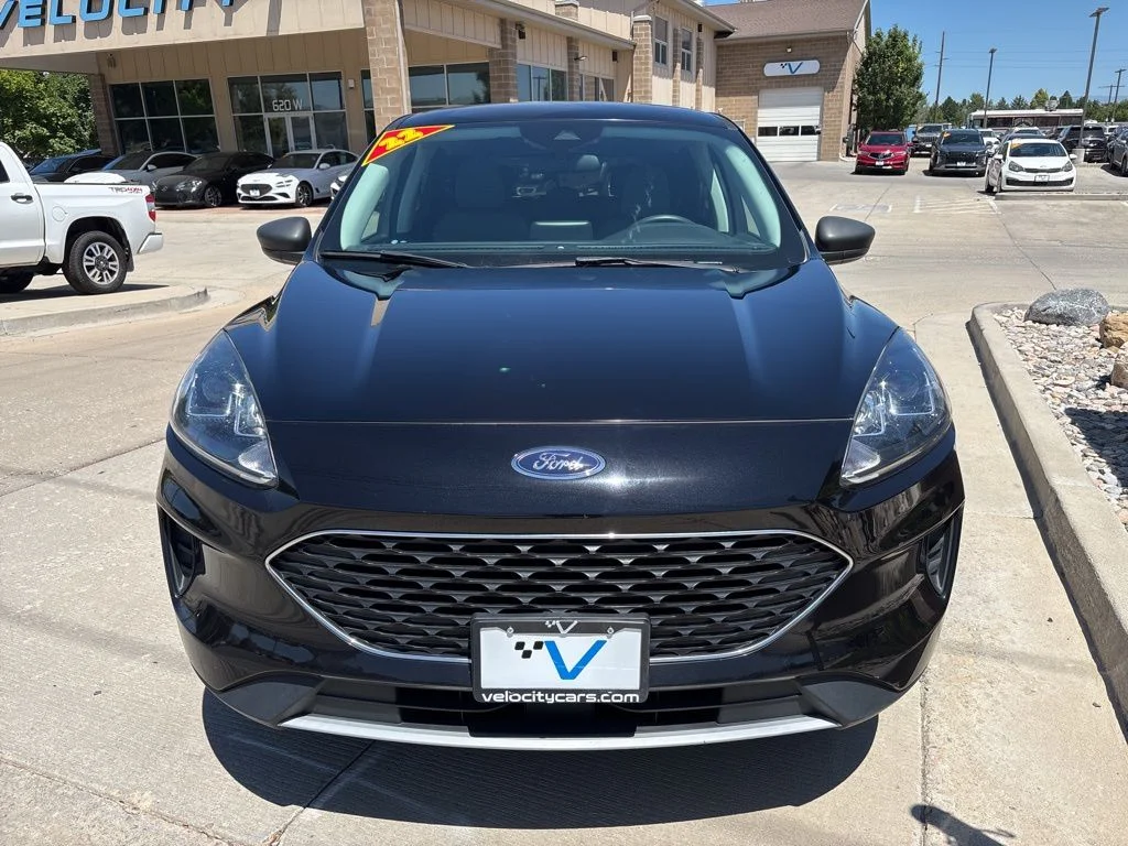 Used 2022 Black Ford SE image 2