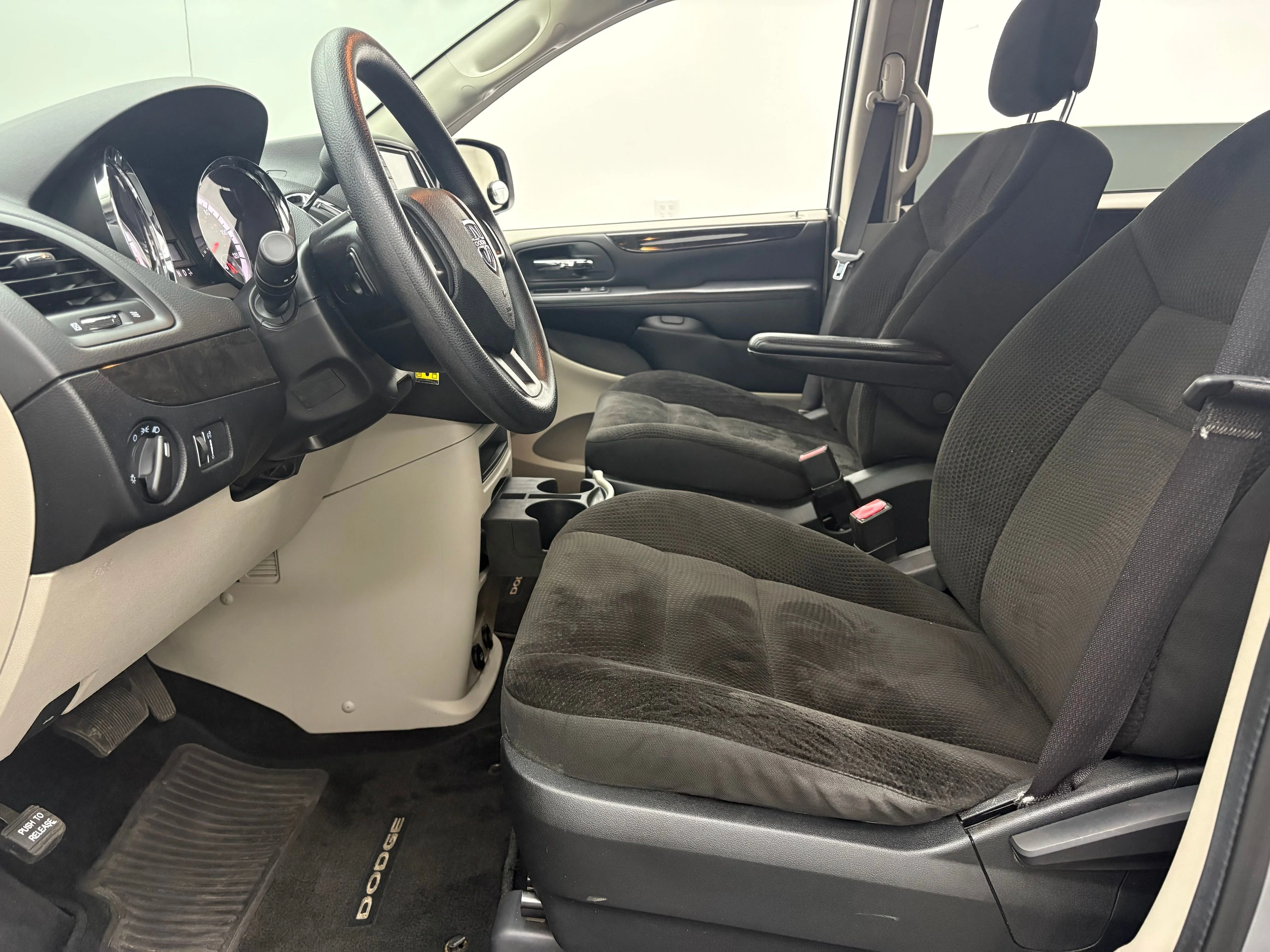 Used 2018 Billet Silver Metallic Clearcoat Dodge SE image 14