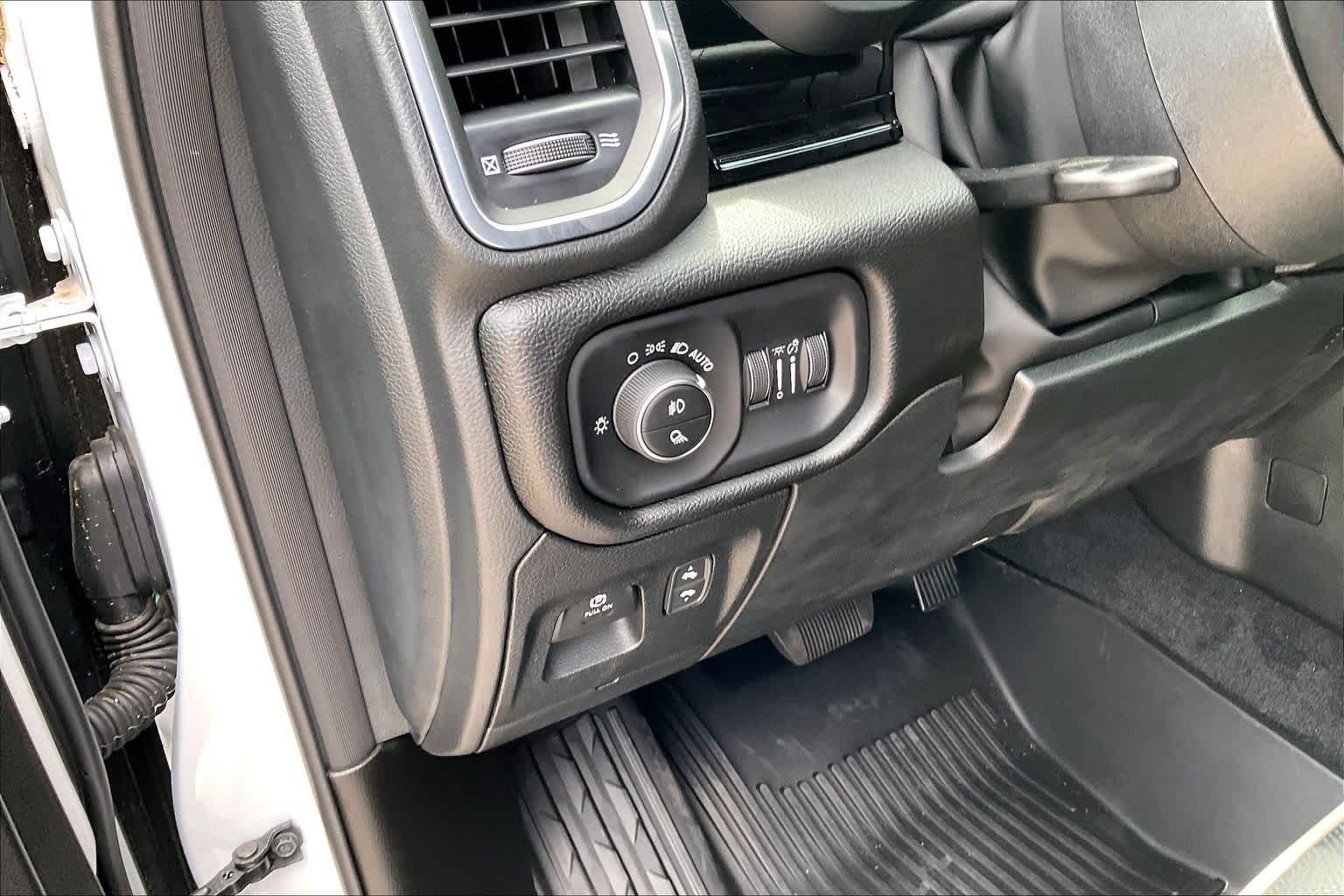New 2026 Bright White Clear-Coat Exterior Paint RAM Laramie image 18