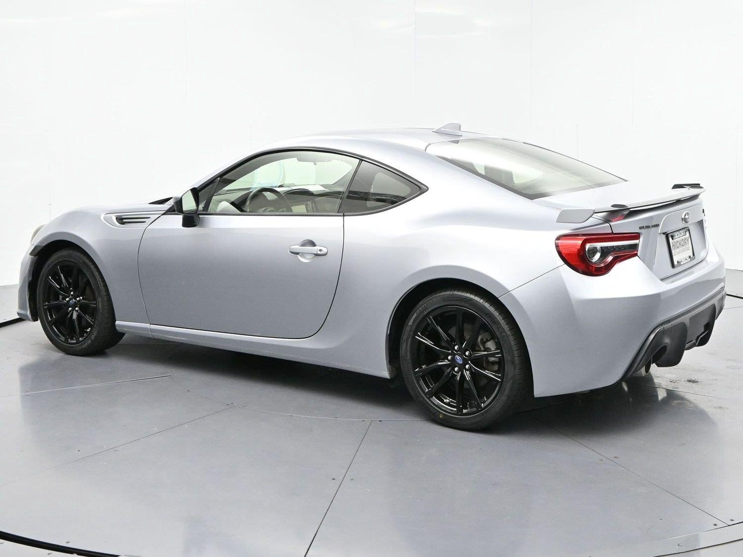 Used 2018  Subaru Premium image 5