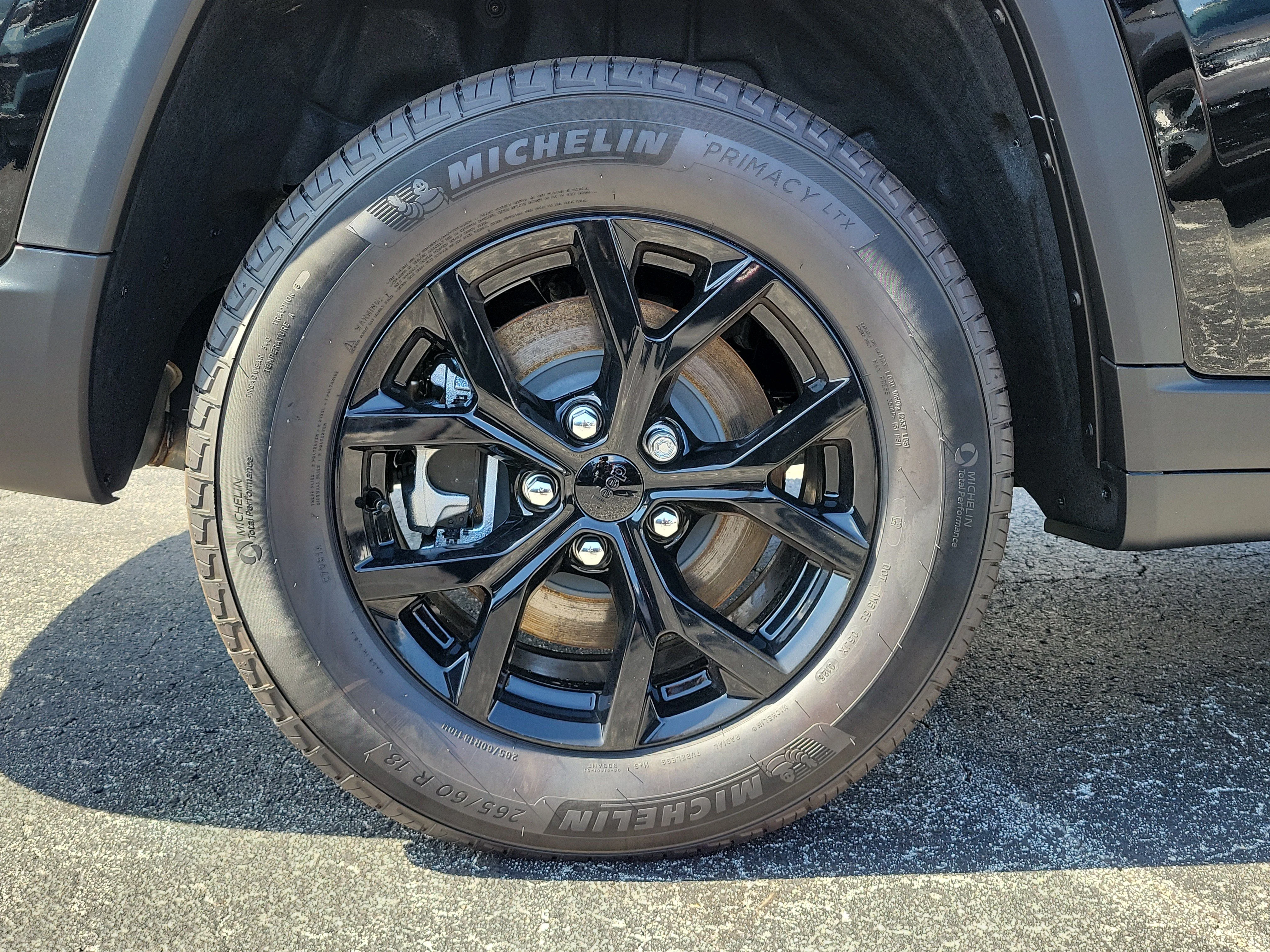 New 2026 Diamond Black Crystal Pearlcoat Jeep Altitude image 5