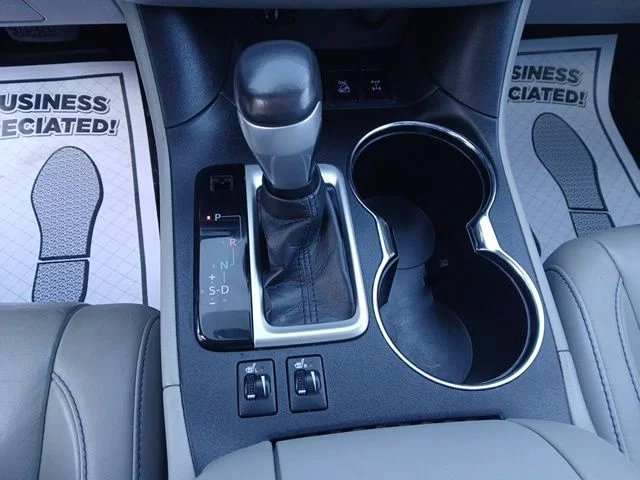 Used 2015 Silver Toyota XLE V6 image 18