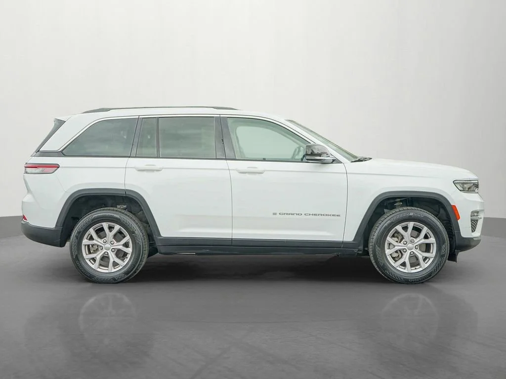 Used 2022 Bright White Clearcoat Jeep Limited image 8