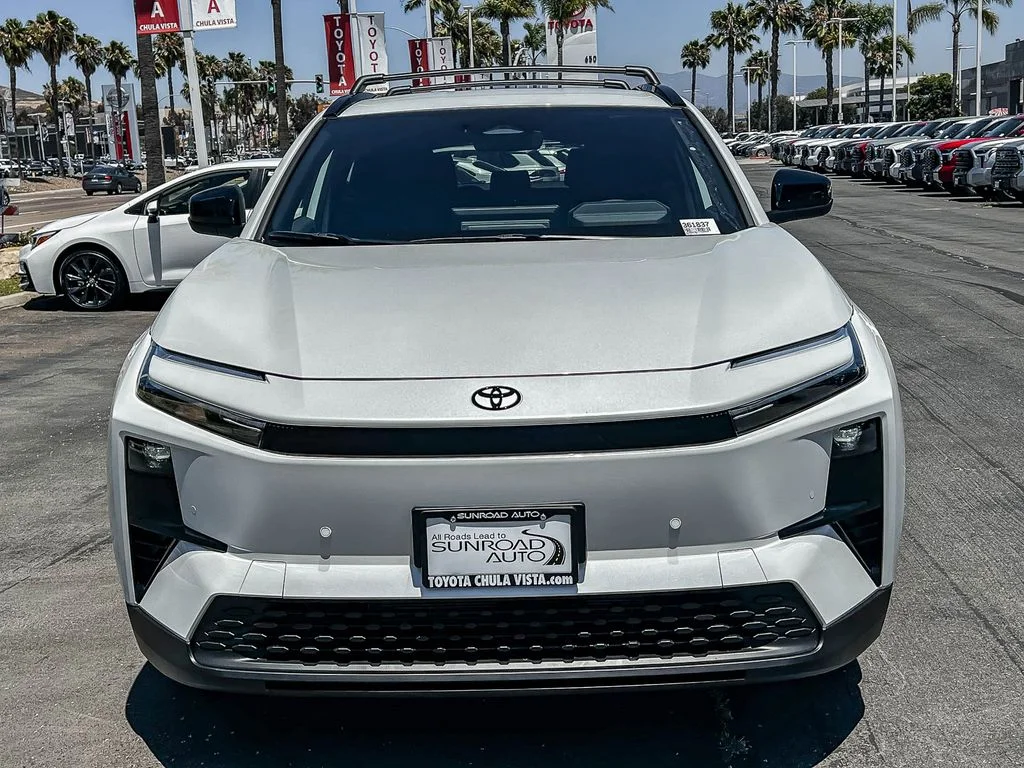 New 2026 Wind Chill Pearl <sup>1</sup> Toyota  SE image 2