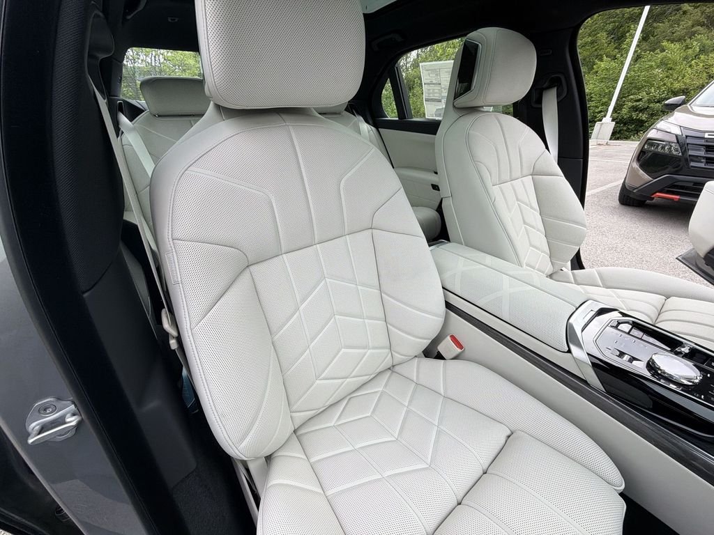 Used 2026 Gray BMW 760i xDrive image 27