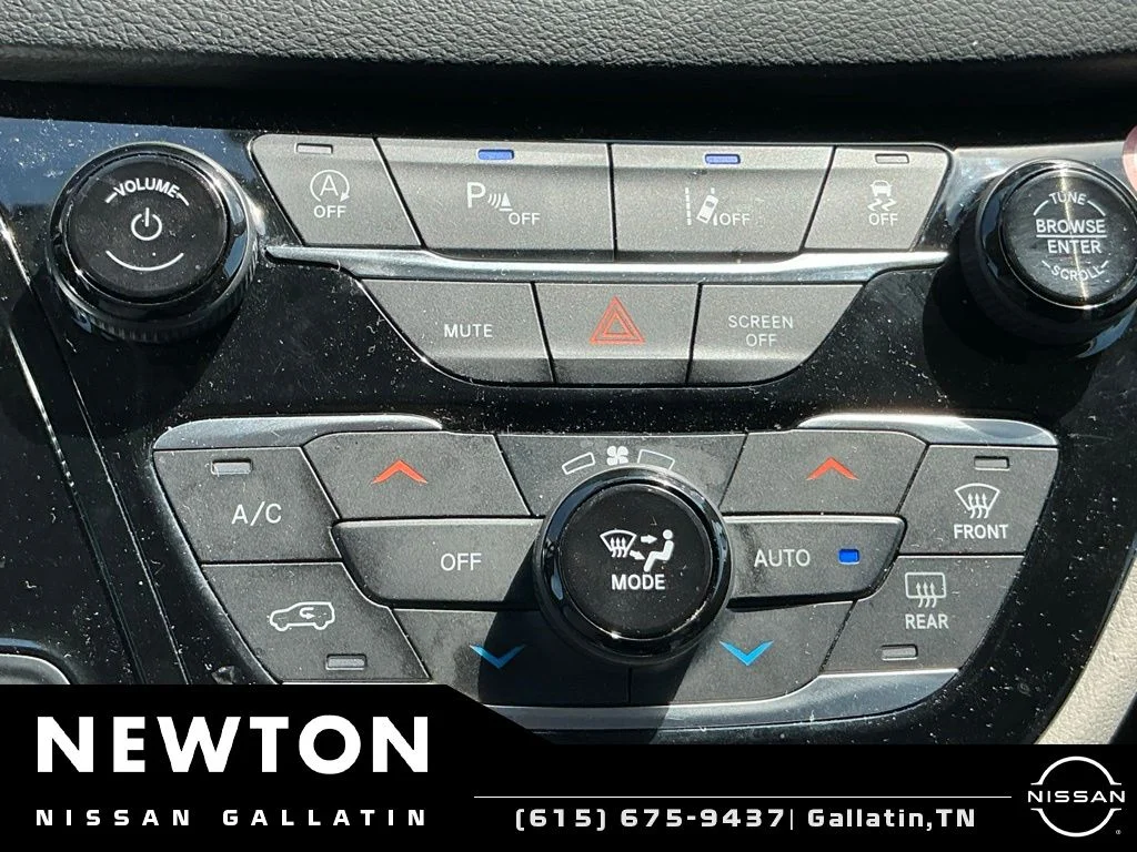 Used 2023 White Chrysler Touring L image 20