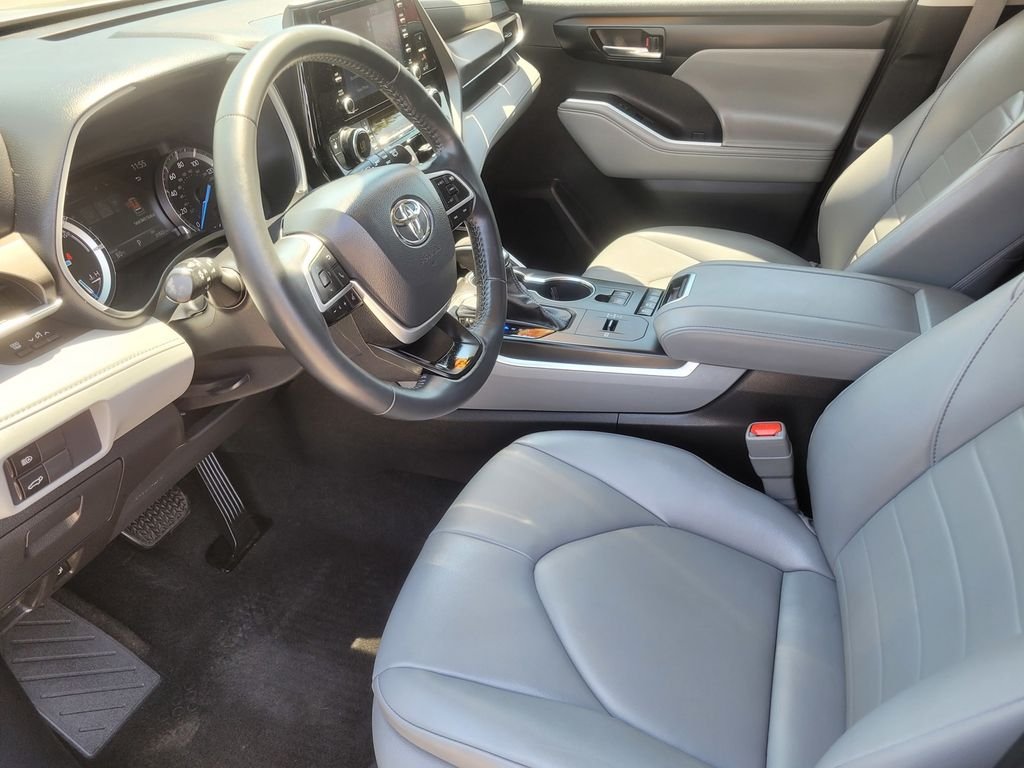 Used 2022 Silver Toyota XLE image 15