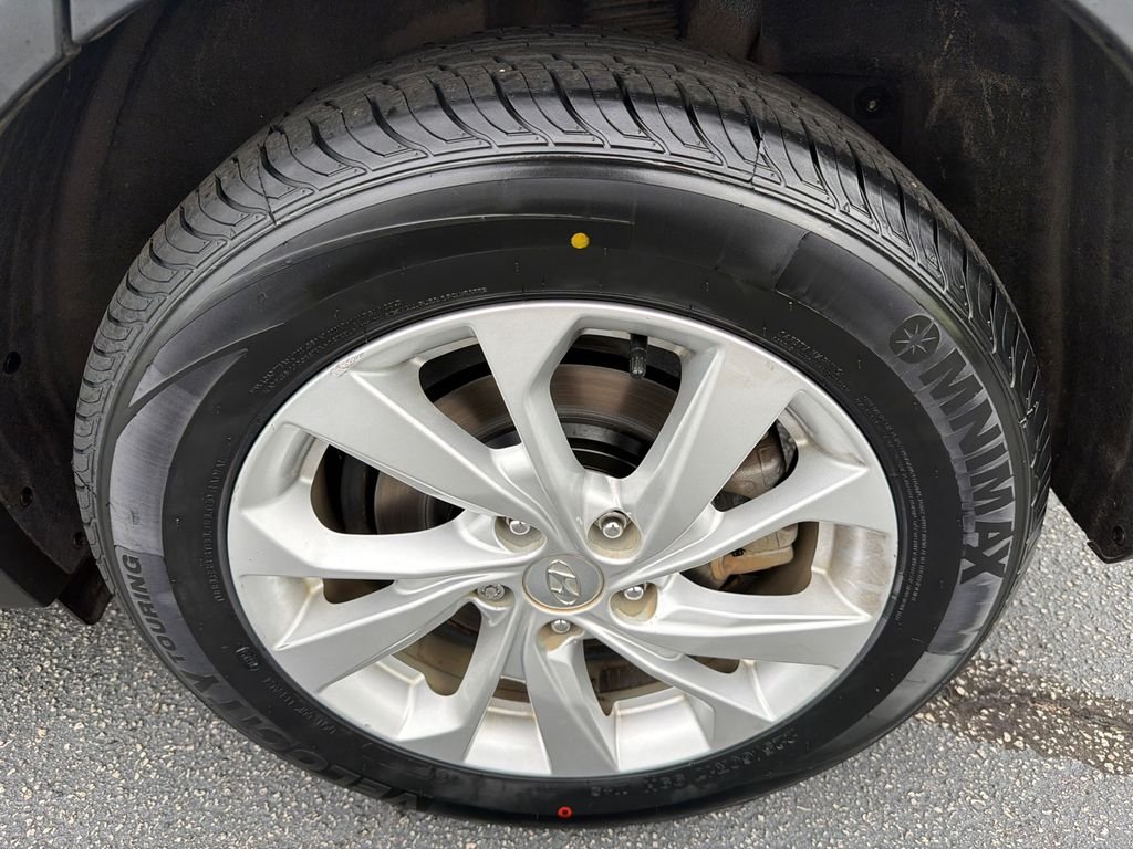Used 2019 Silver Hyundai SE image 19