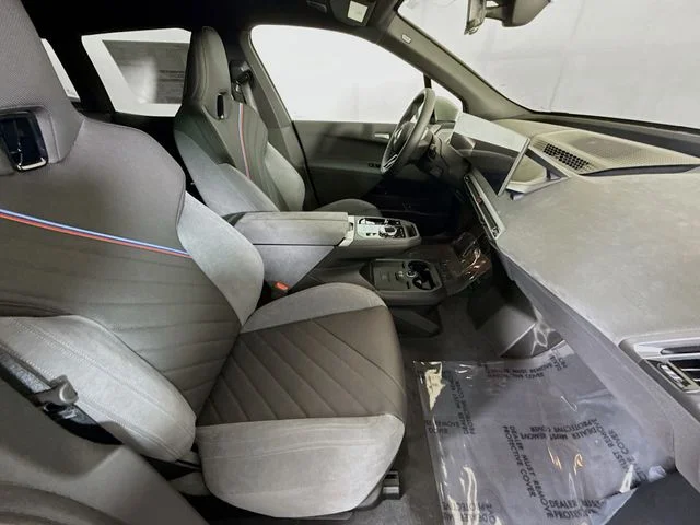 Used 2026 Beige BMW xDrive60 image 29