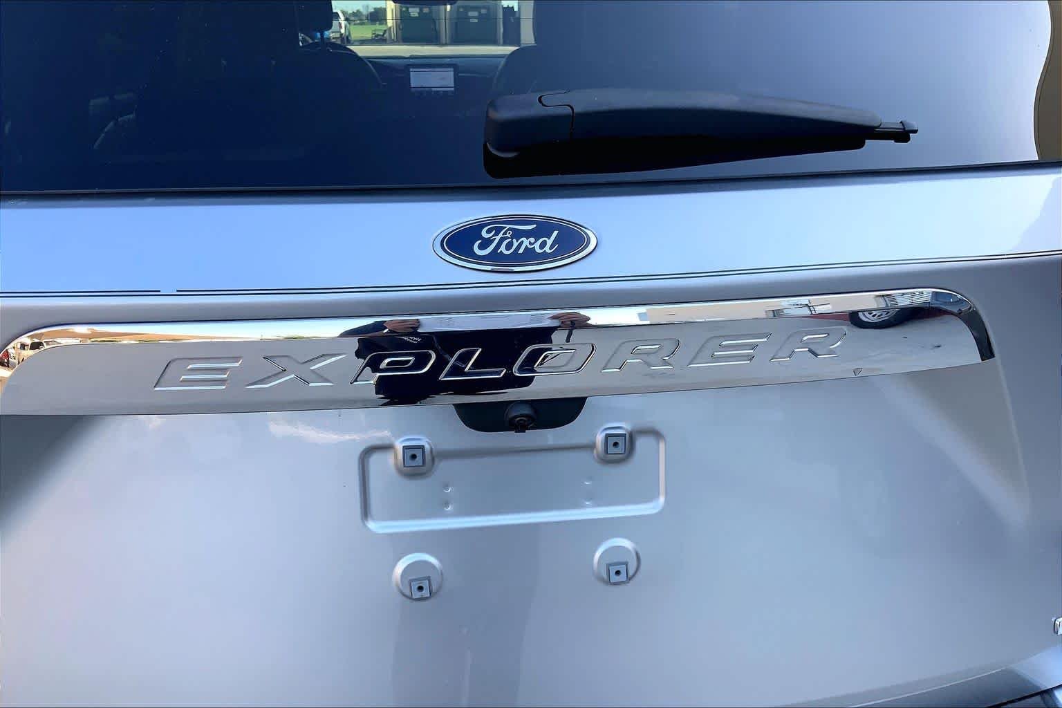 Used 2020 Iconic Silver Ford Limited image 33