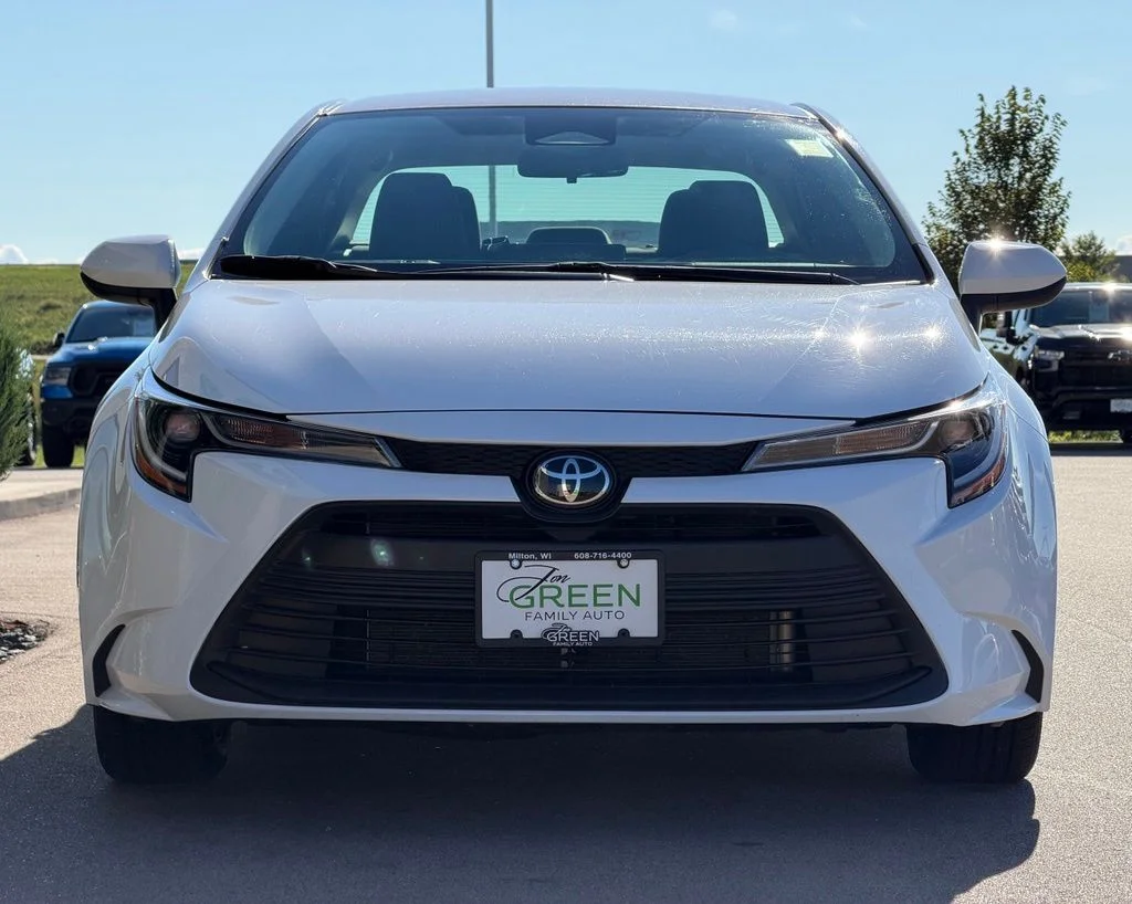 Used 2025 White Toyota LE image 5