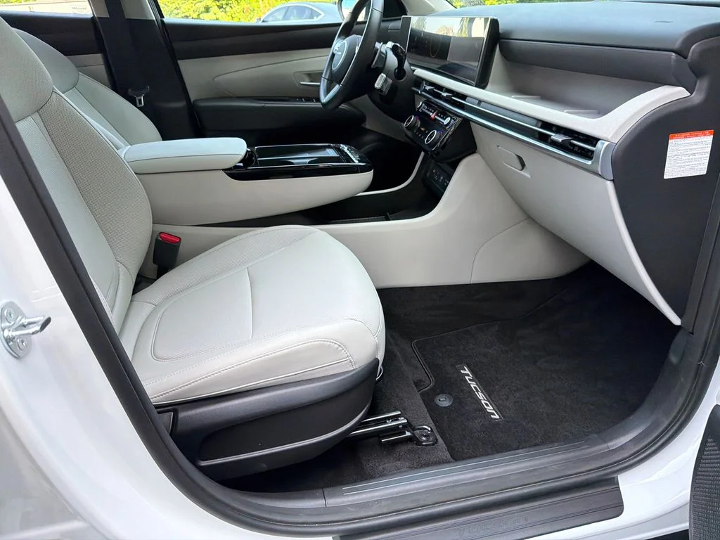 Used 2025 White Hyundai SEL Convenience image 13
