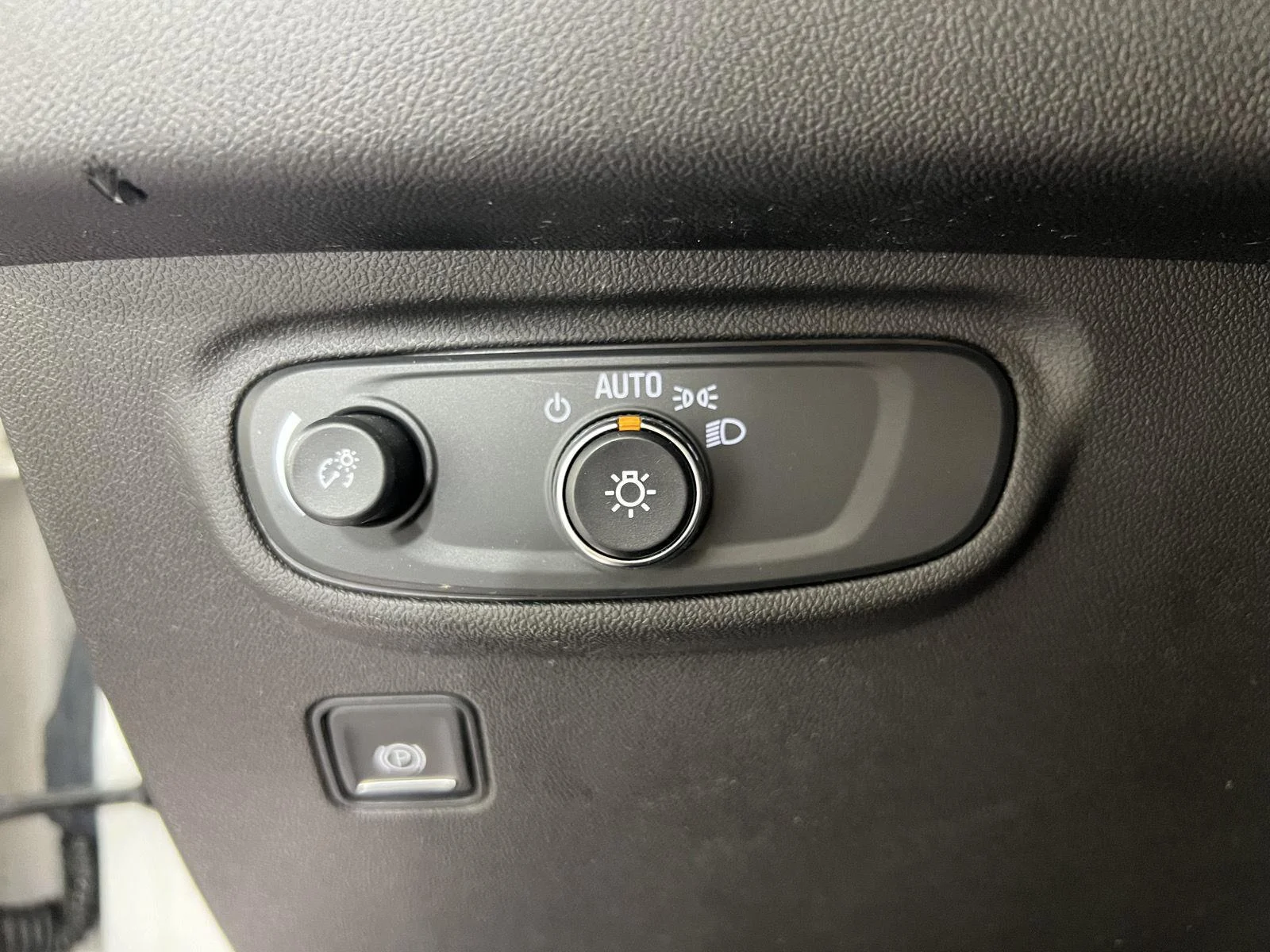 Used 2020 Summit White GMC SLE image 18