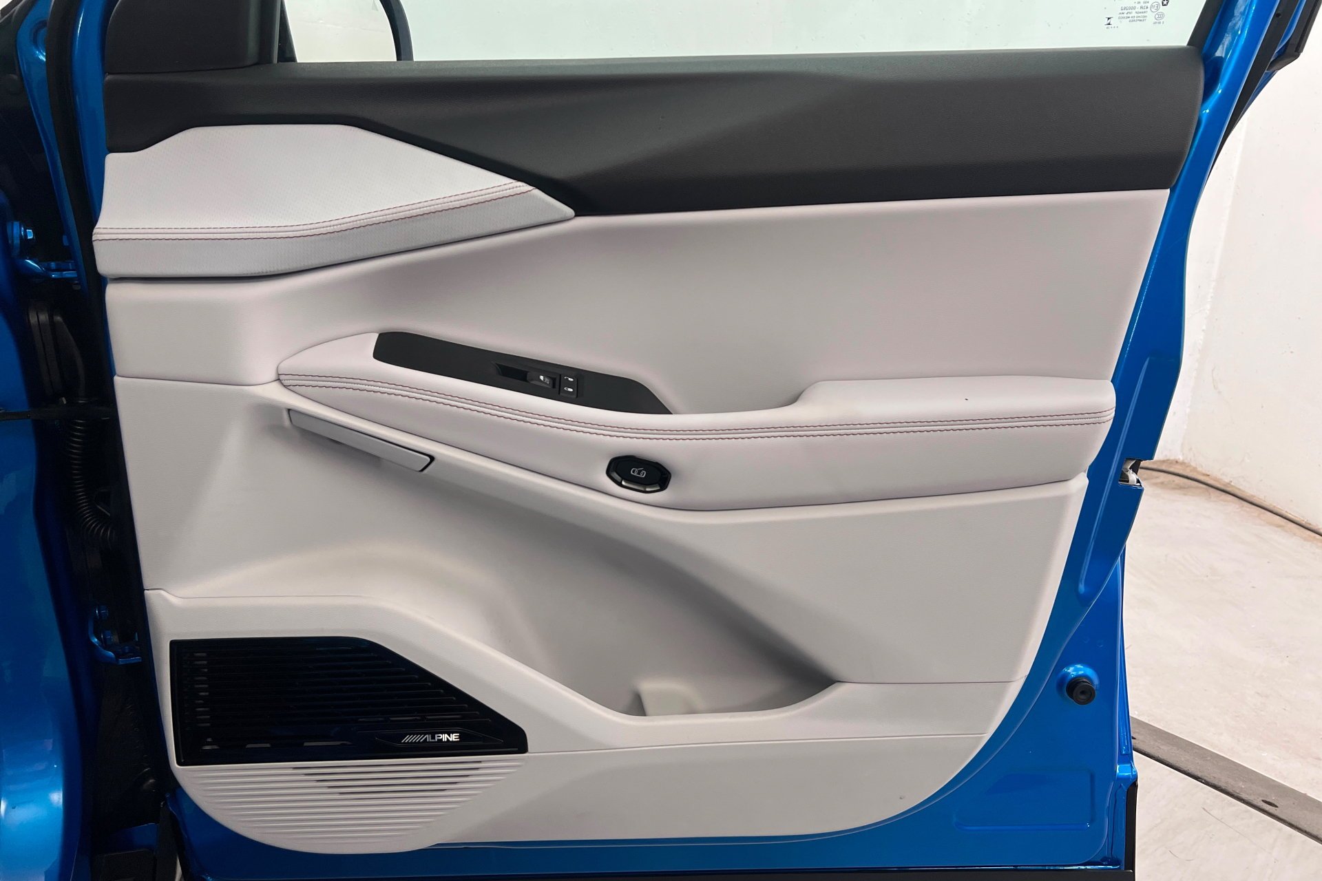 New 2026 Hydro Blue Pearl-Coat Exterior Paint Jeep Limited image 23